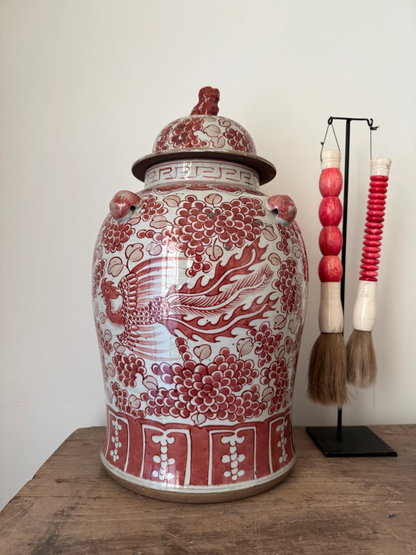 Authentieke grote gemberpot in rood-witte patronen en penseel decoratie, landelijke woonaccessoire.