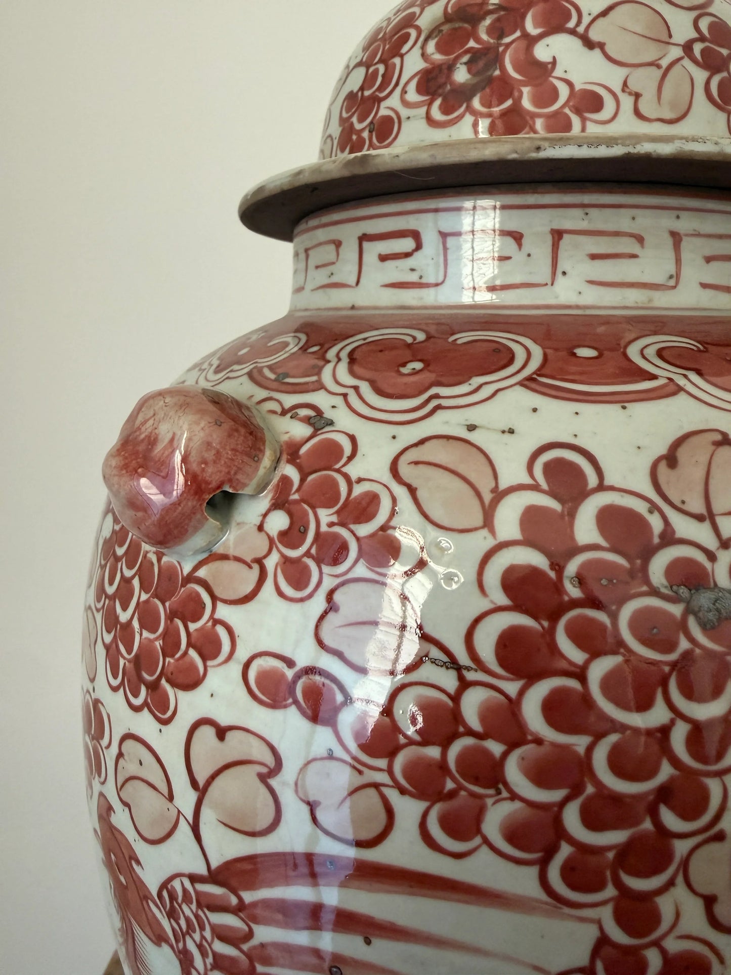 Detail van een authentieke, handgemaakte oosterse gemberpot met rood bloemenmotief