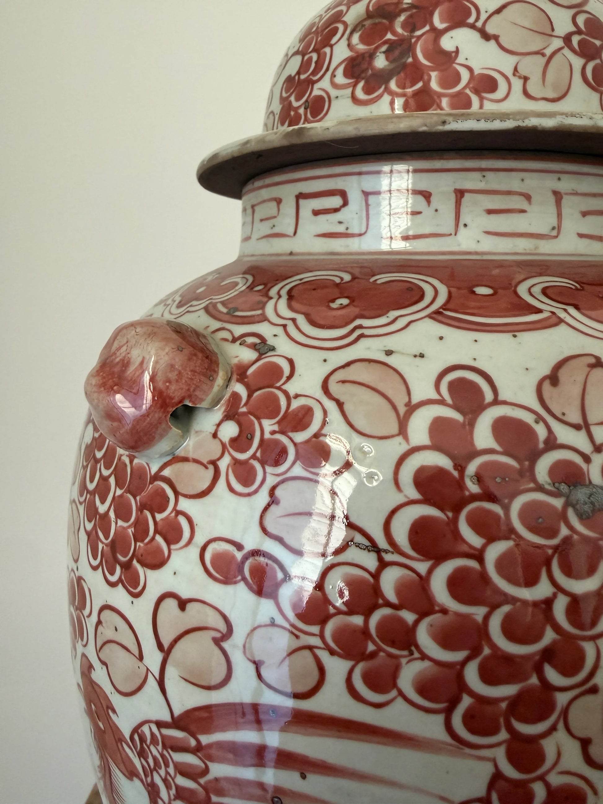 Detail van een authentieke, handgemaakte oosterse gemberpot met rood bloemenmotief