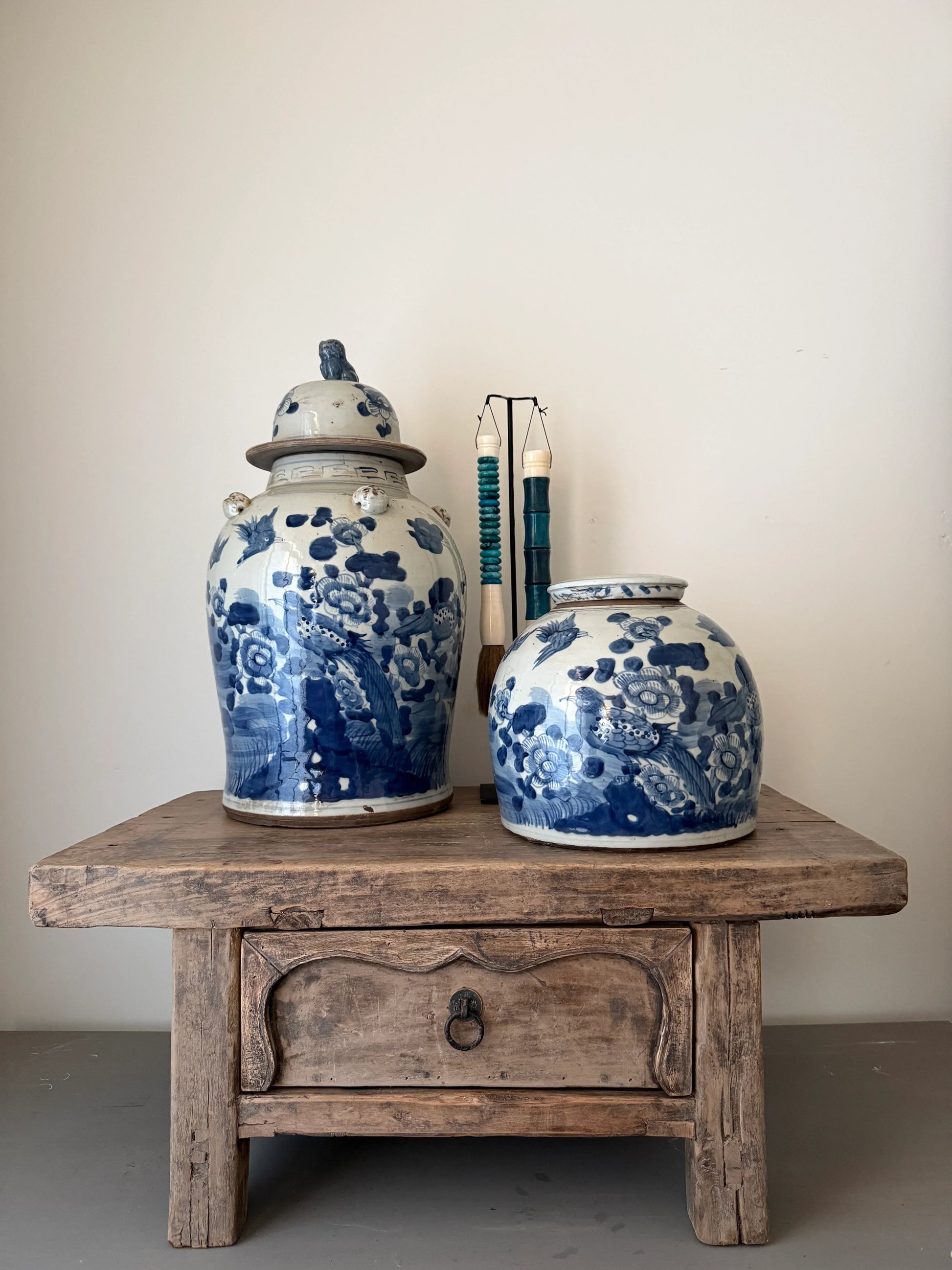 Blauwe gemberpotten op een oud houten tafeltje, authentieke woonaccessoires, My Sober Home