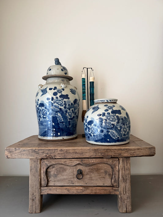 Blauw-witte Chinese gemberpotten op houten tafeltje