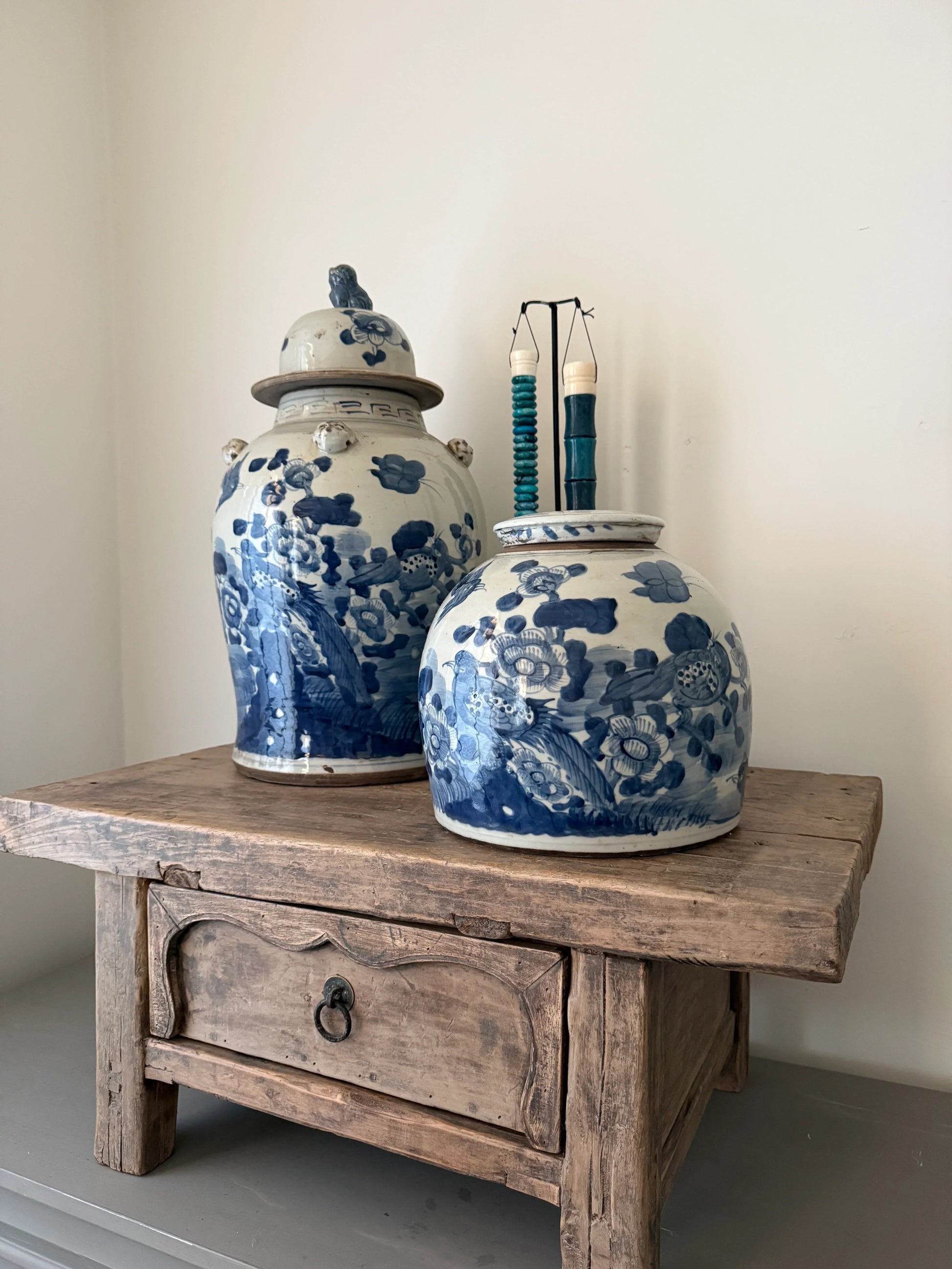 Blauw-witte gemberpotten op rustieke houten tafel, sober landelijk interieurdecor