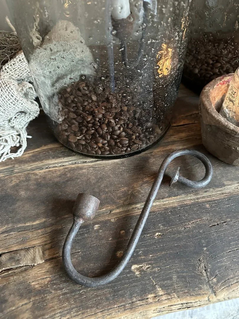 Authentieke roestkleurige glashaak op houten tafel, landelijke woonaccessoire My Sober Home