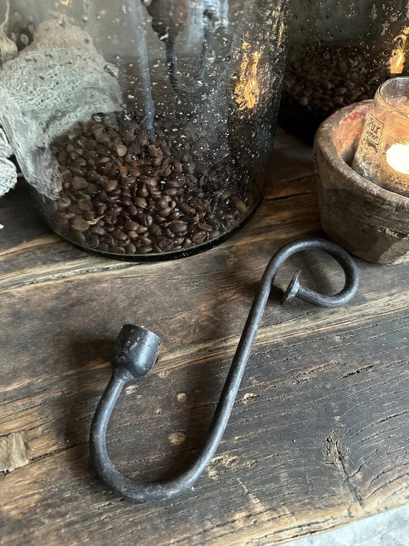 Zwarte metalen glashaak op robuuste houten tafel, landelijke woonaccessoire bij My Sober Home