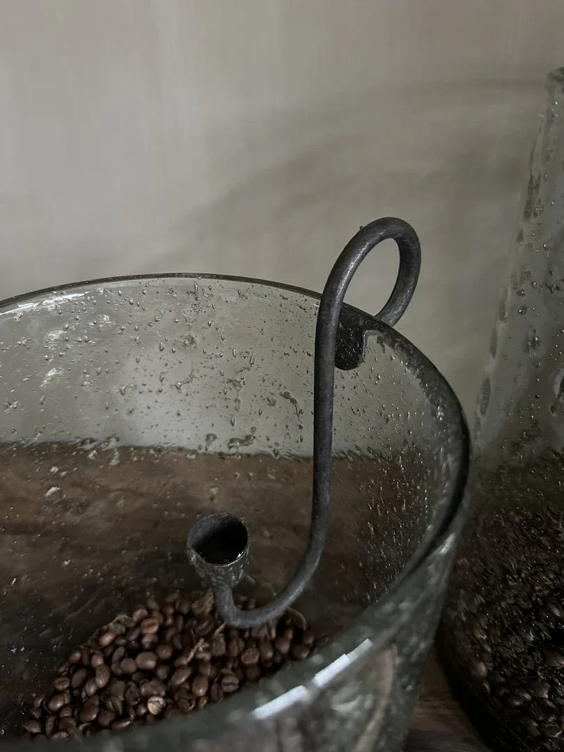 Zwarte glashaak in rustiek glas met koffiebonen, sober landelijk woonaccessoire My Sober Home