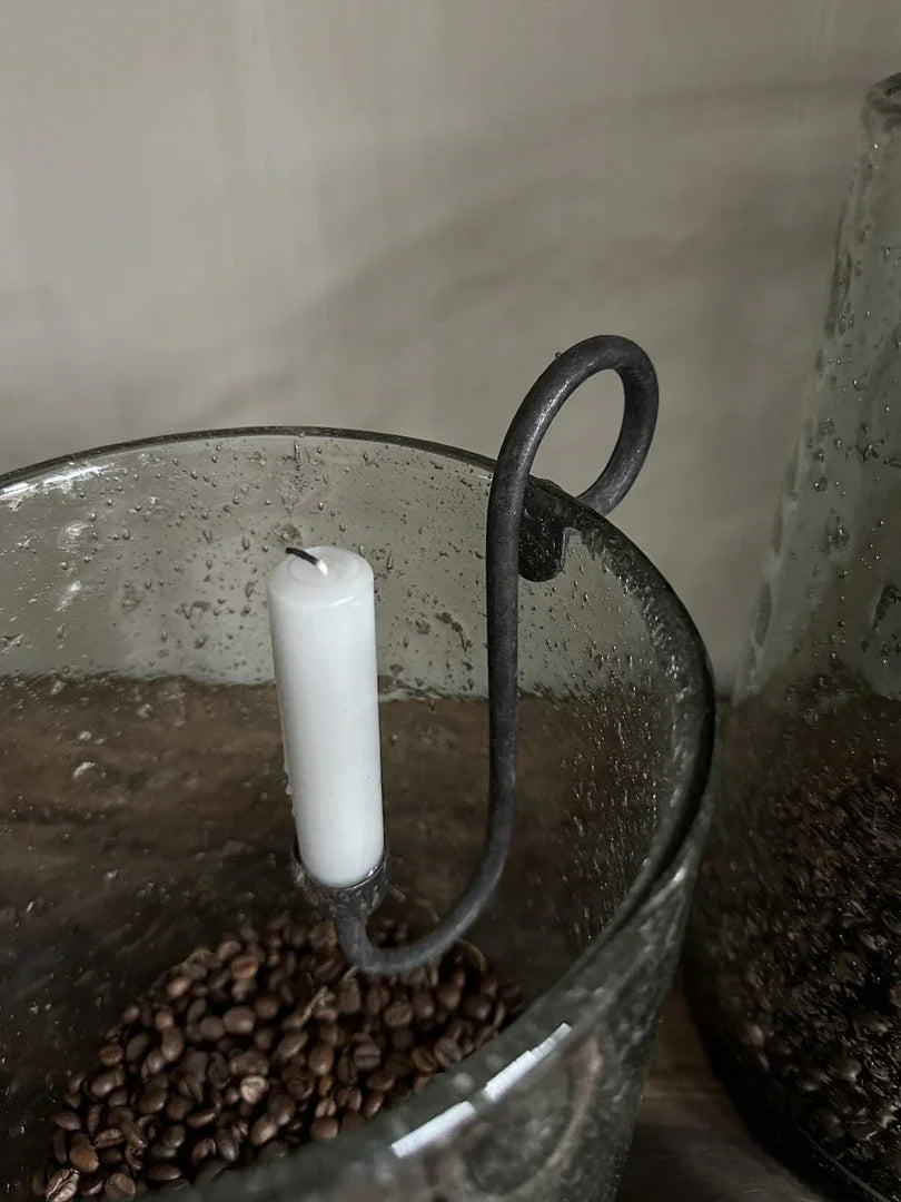 Glashaak zwart met kaars in landelijke stijl, glazen pot met koffiebonen, My Sober Home