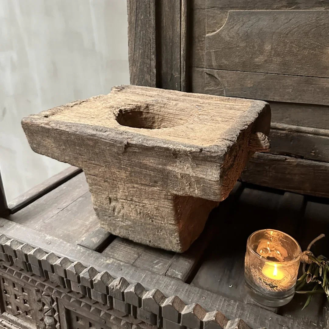 Authentieke, handgemaakte houten poer op landelijke tafel bij sfeervol kaarsje, My Sober Home