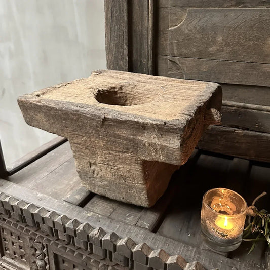 Authentieke, handgemaakte houten poer op landelijke tafel bij sfeervol kaarsje, My Sober Home