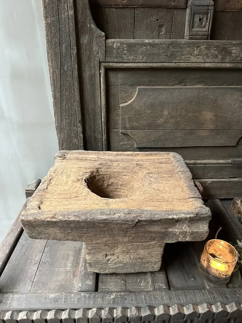 Authentieke handgemaakte houten poer op tafel, landelijk sober interieurdecoratie