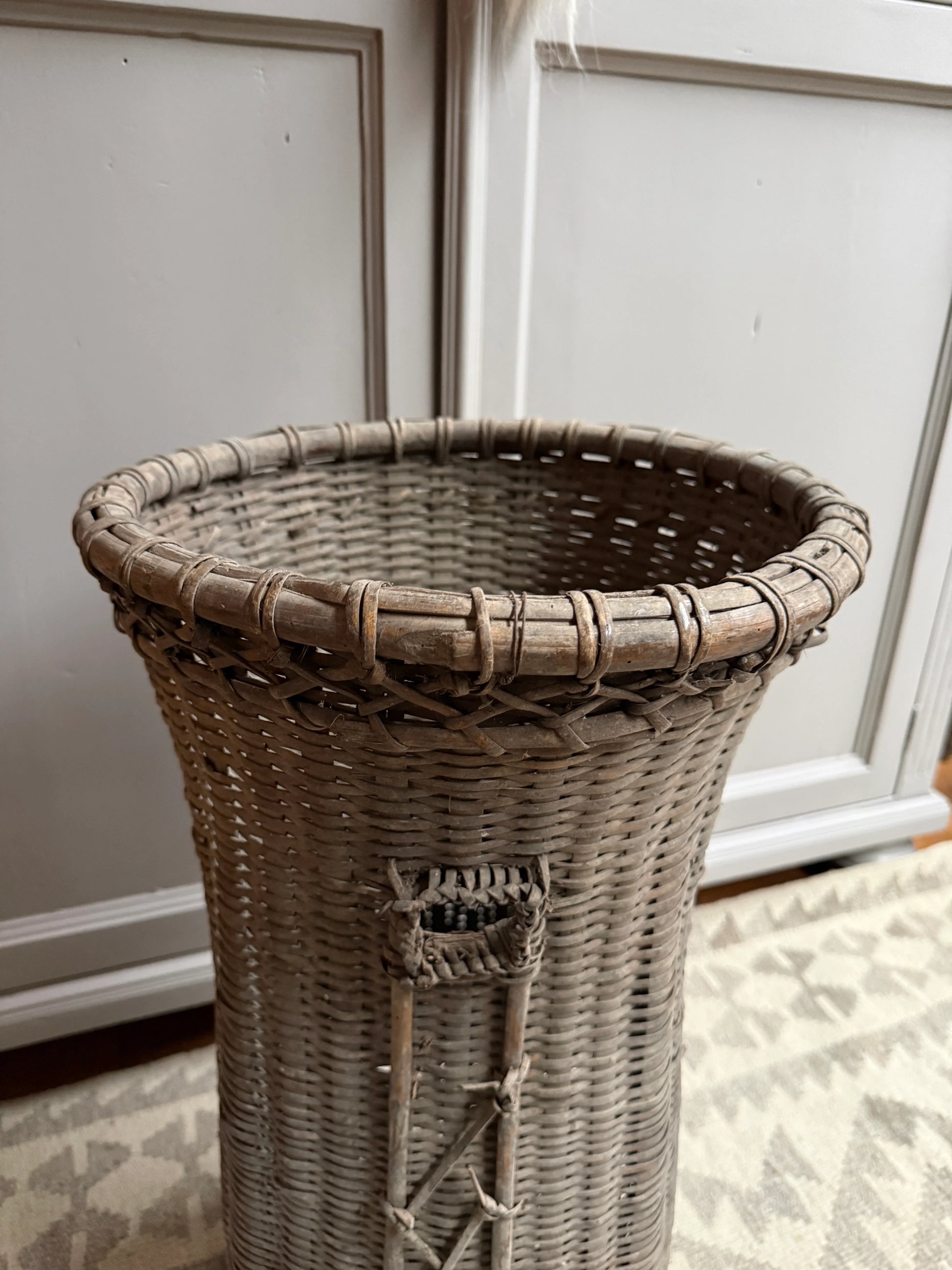 Hoge handgemaakte rotan mand, authentiek woonaccessoire voor sober interieur, My Sober Home