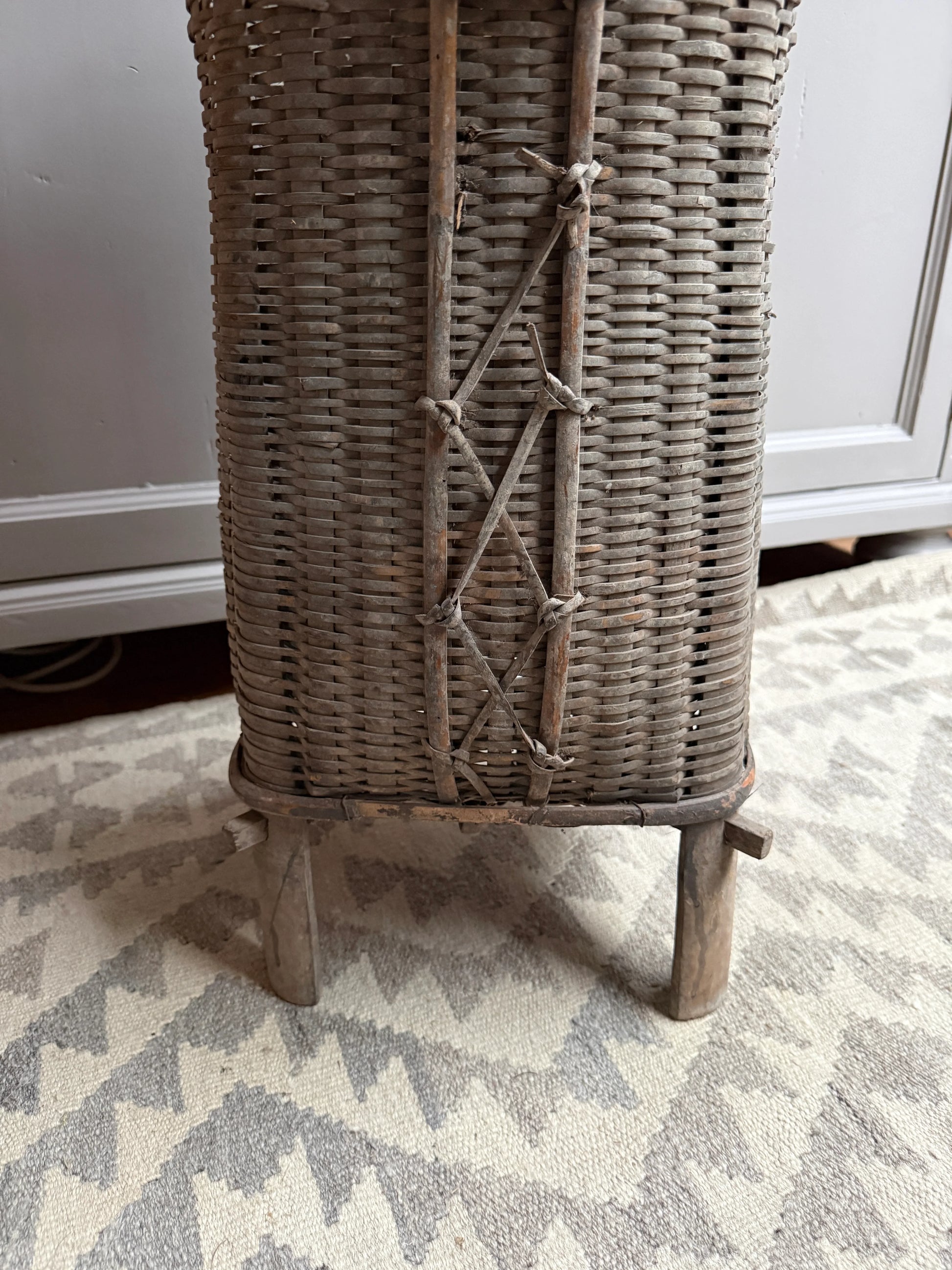 Handgemaakte hoge mand van rotan op houten pootjes, landelijke woonaccessoire My Sober Home