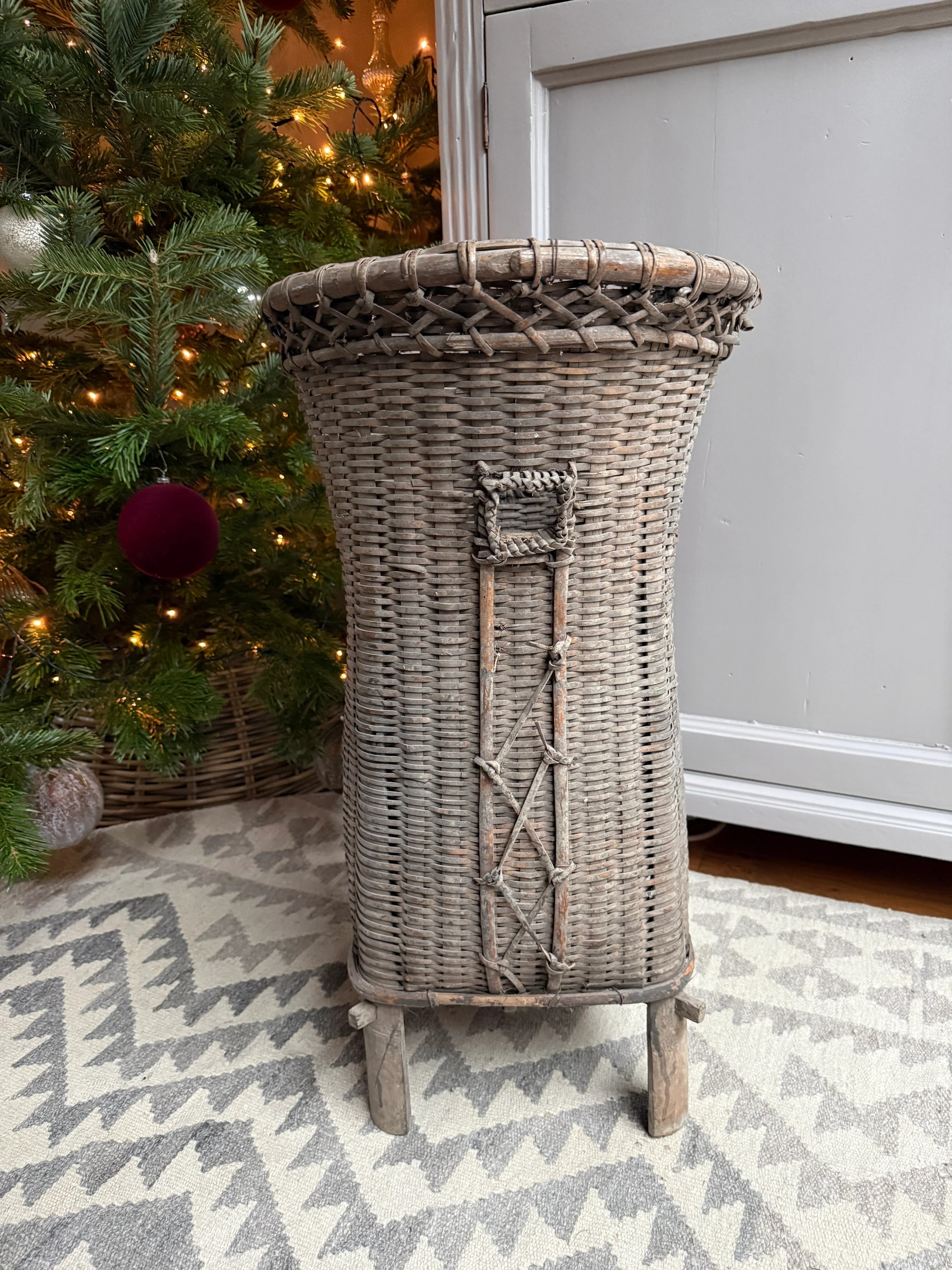 Handgemaakte hoge mand op poten, authentiek woonaccessoire landelijk sober interieur