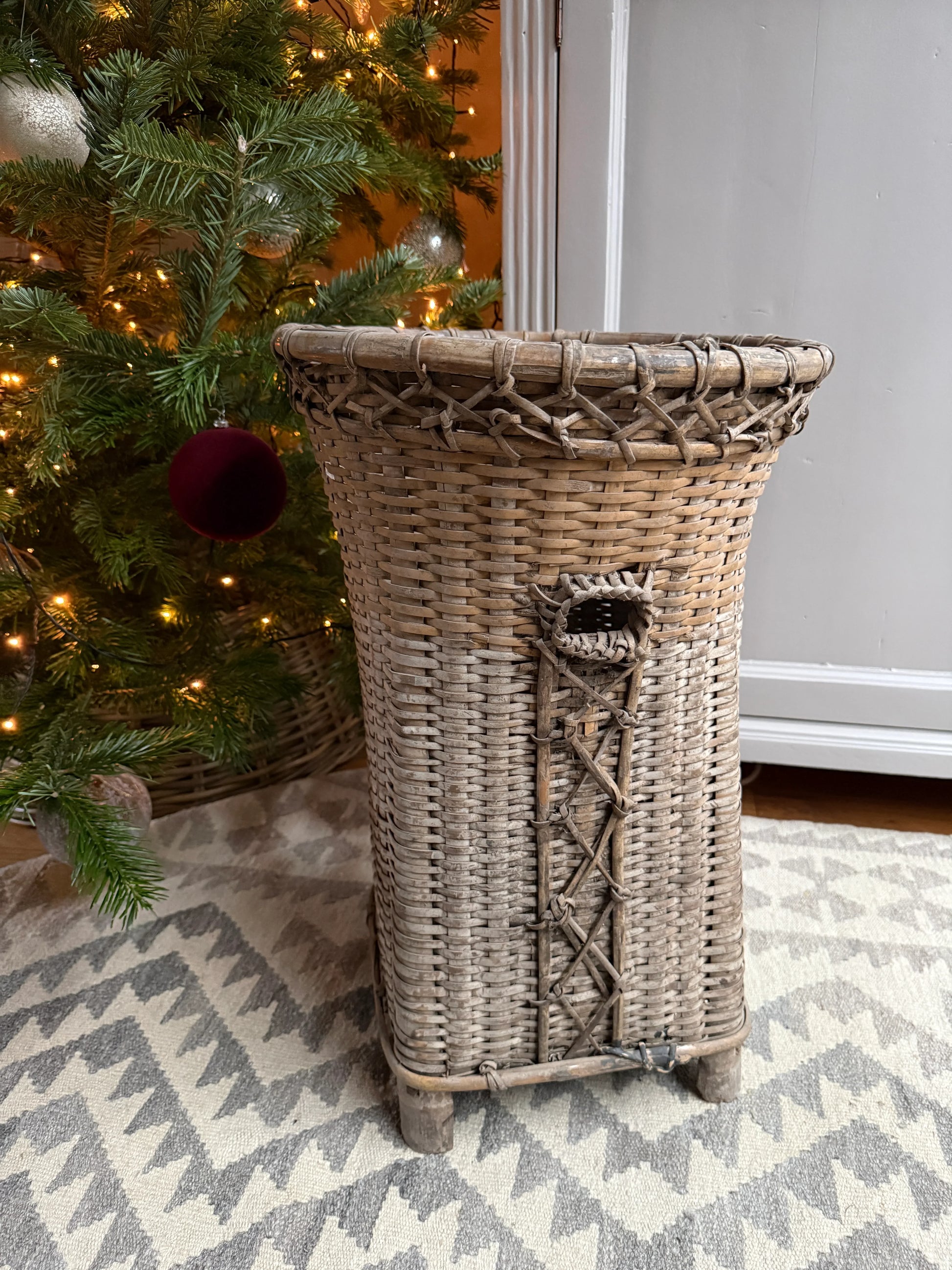 Handgemaakte rotan mand met rustiek design, landelijke woonaccessoires, naast kerstboom