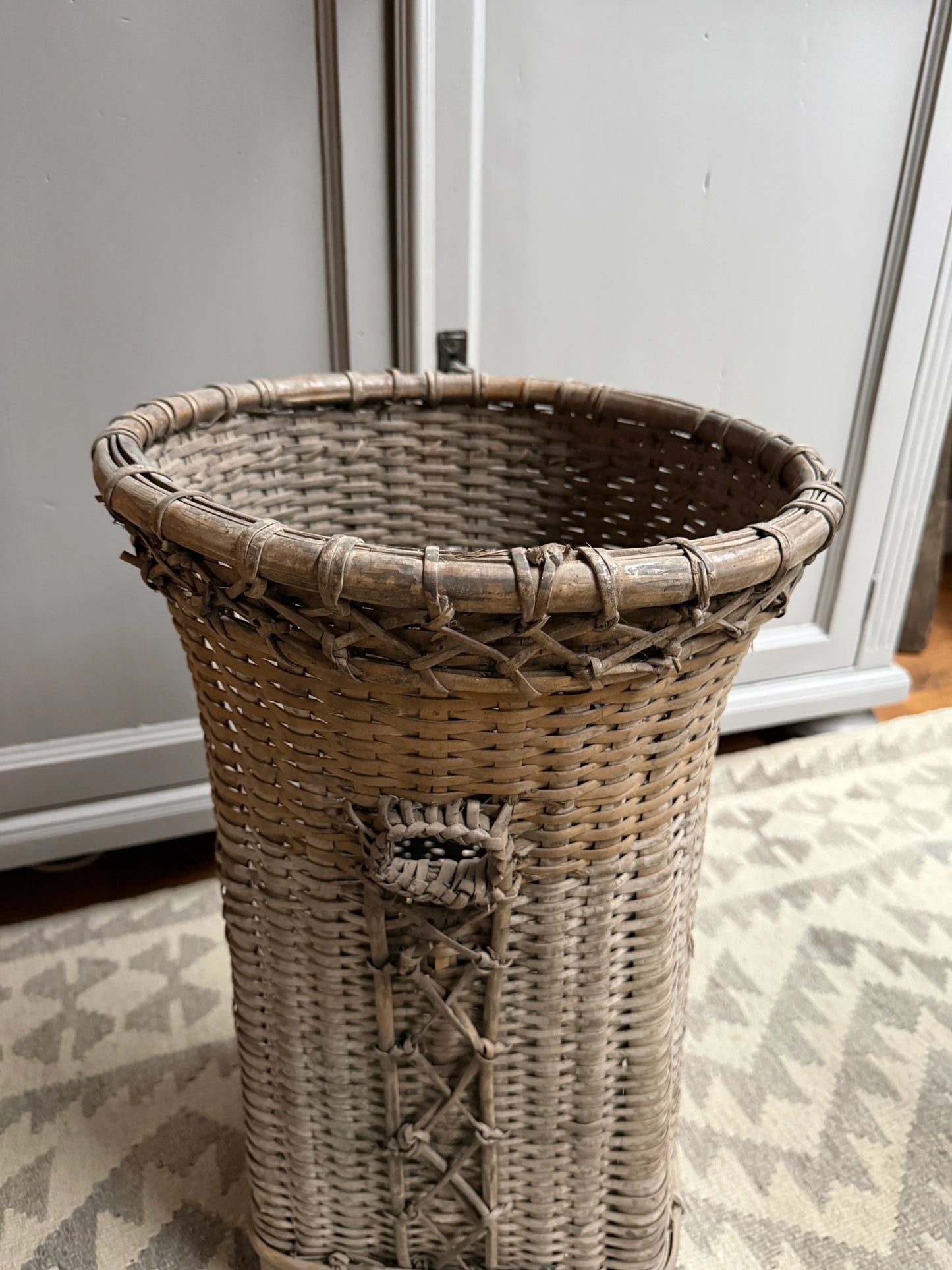 Handgemaakte rieten mand in landelijke stijl, uniek woonaccessoire van My Sober Home