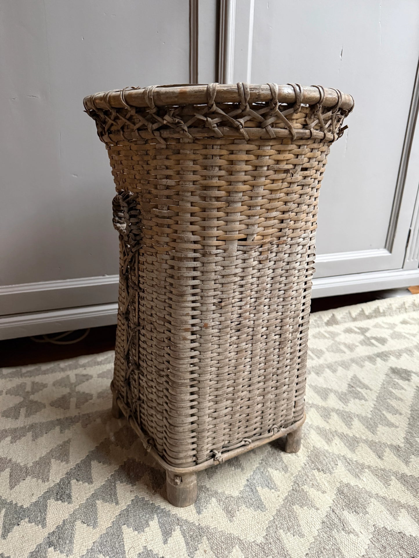 Handgemaakte rieten mand op pootjes, sober landelijk woonaccessoire My Sober Home