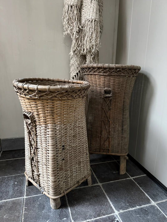 Twee handgemaakte rieten manden in landelijke, sobere interieurstijl op natuurstenen vloer