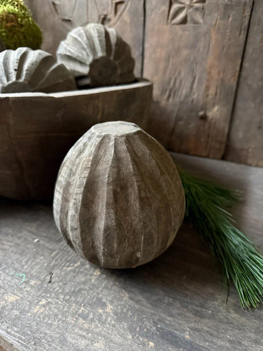 Handgemaakte houten bal decoratie voor sober en landelijk interieur, My Sober Home