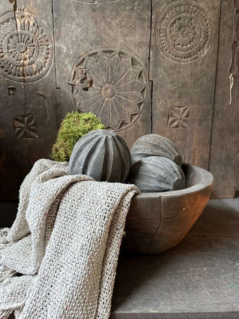 Handgemaakte houten schaal met decoratieve houten ballen en linnen doek, landelijk sober interieur