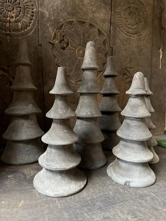 Vergrijsd houten kerstboompje maat M