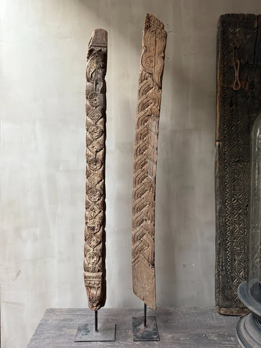 Houten ornament op voet (linker op foto, donkere) - My Sober Home