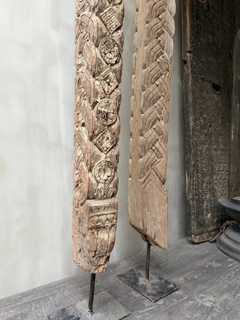 Houten ornament op voet (linker op foto, donkere) - My Sober Home