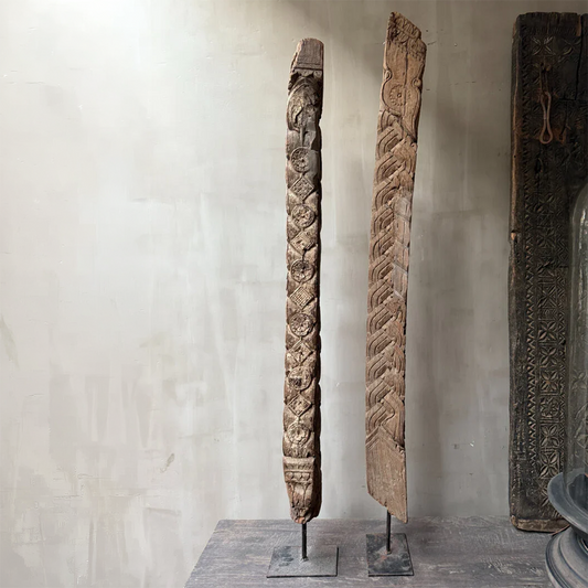 Houten ornament op voet (linker op foto, donkere)