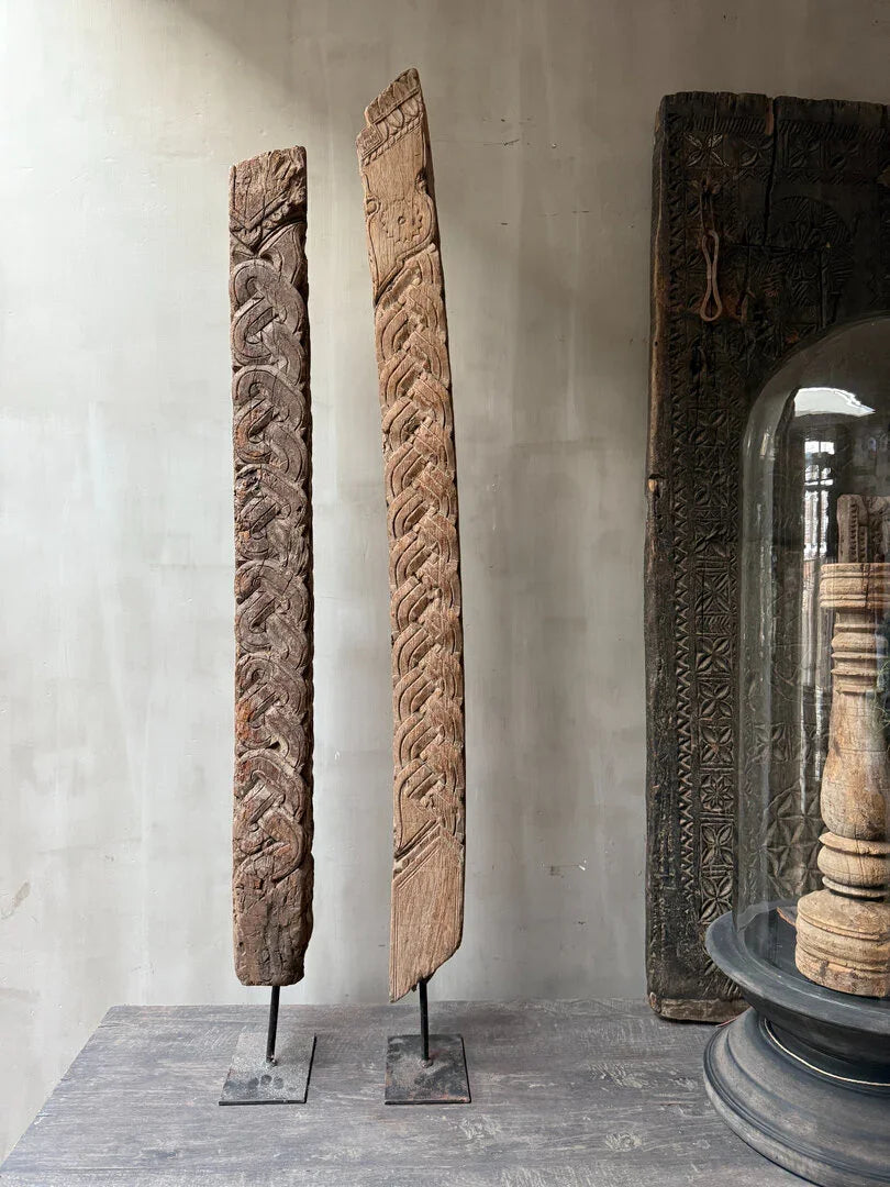 Houten ornament op voet (rechter op foto, lichte) - My Sober Home