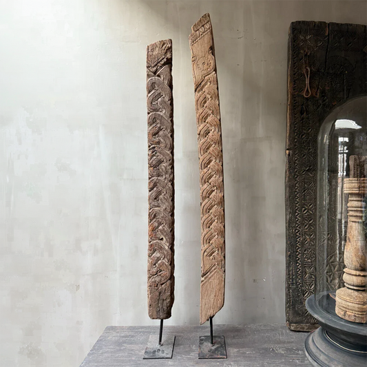 Houten ornament op voet (rechter op foto, lichte)