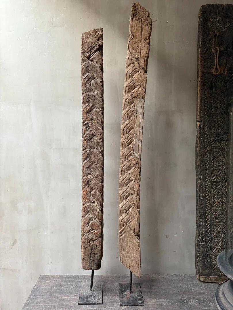 Houten ornament op voet (rechter op foto, lichte) - My Sober Home