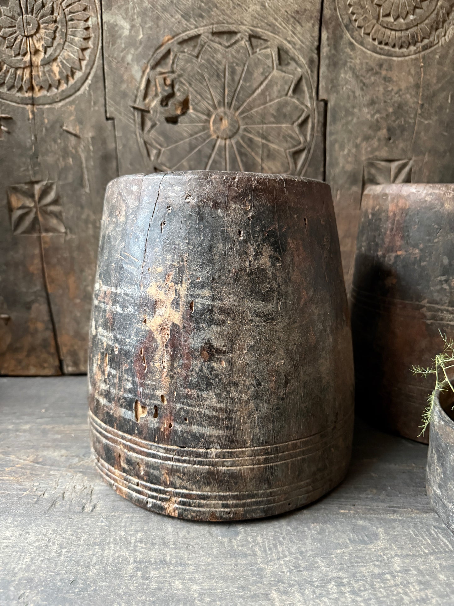 Authentieke handgemaakte houten pot met doorleefd karakter, sober en landelijk interieur