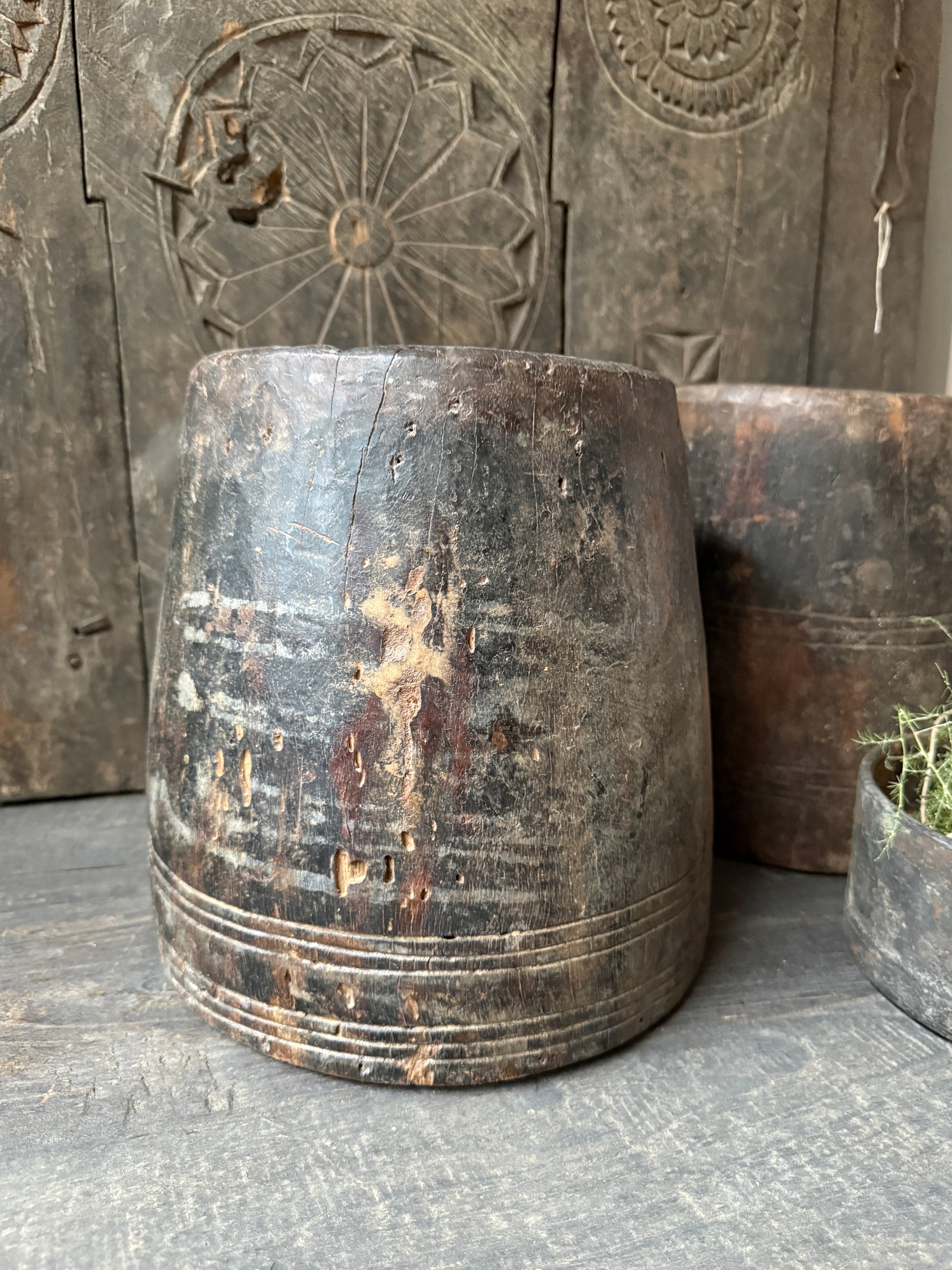 Authentieke houten pot met verweerde look, sobere woonaccessoire My Sober Home