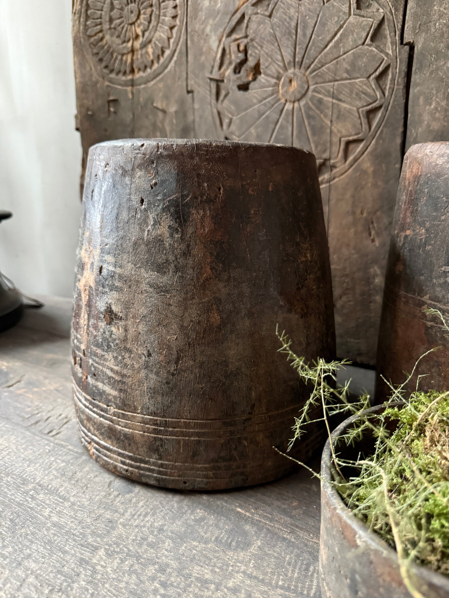 Authentieke handgemaakte houten pot, sober woonaccessoire, landelijk interieur decor