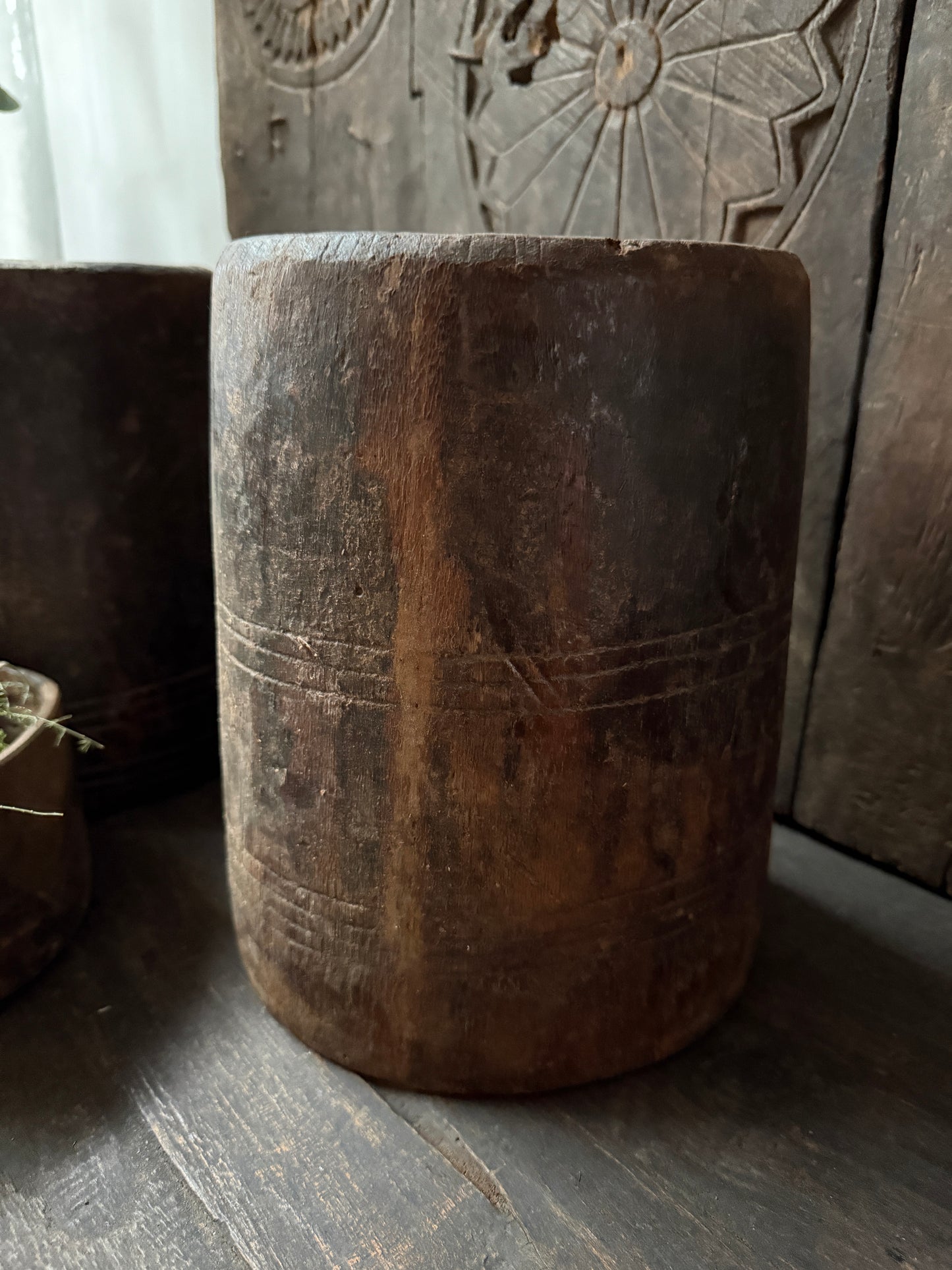 Authentieke handgemaakte houten pot met verweerd karakter, sober landelijk interieur