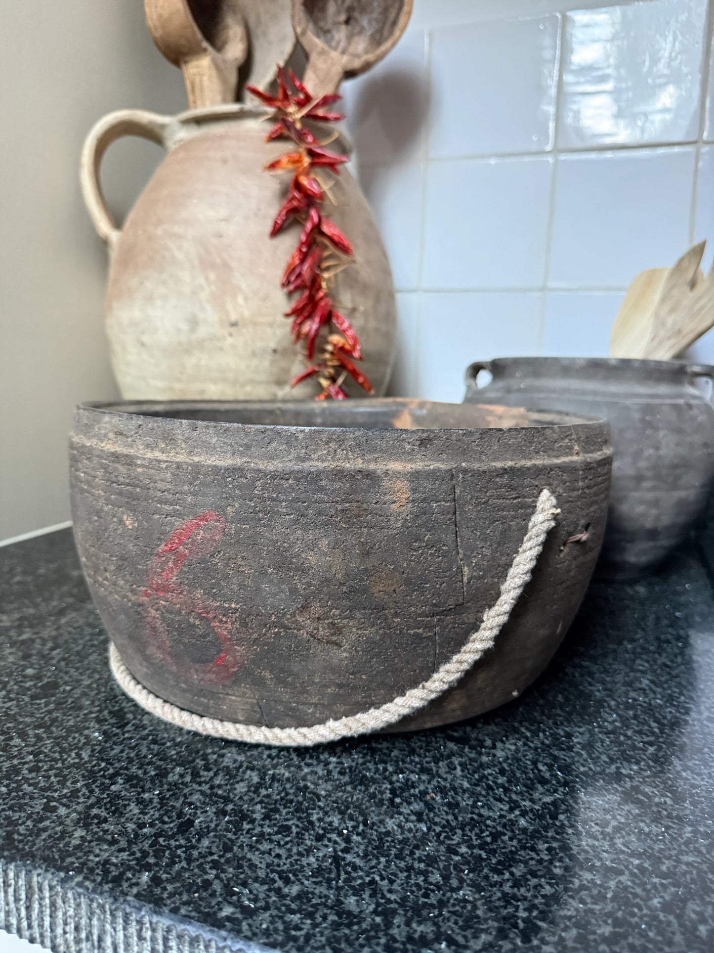 Authentieke houten bak met touw, landelijke handgemaakte woonaccessoire op aanrecht