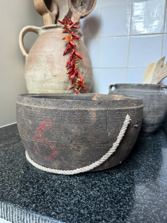 Authentieke houten bak met touw, landelijke handgemaakte woonaccessoire op aanrecht