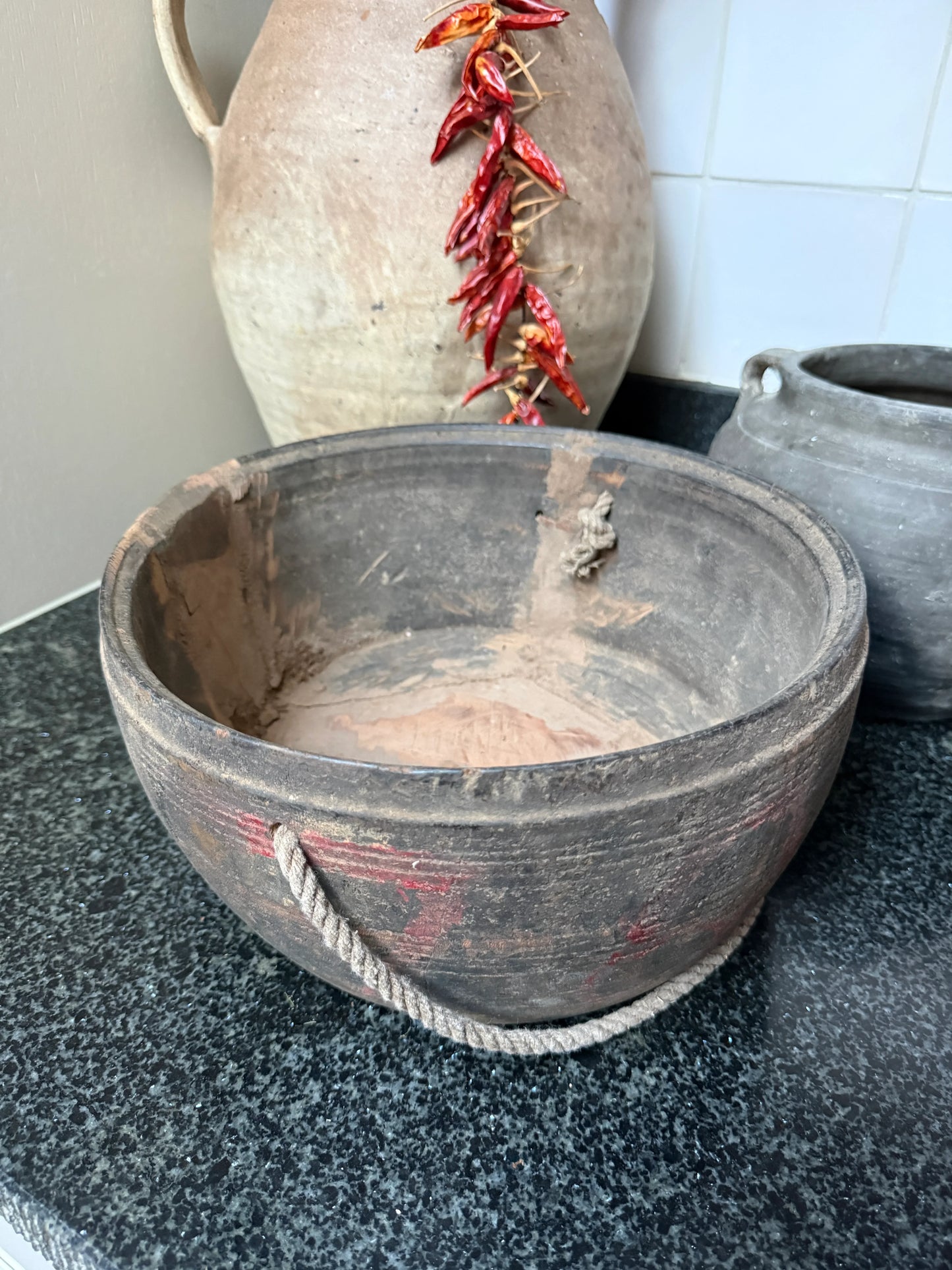 Authentieke houten schaal met touw, landelijke woonaccessoire op zwart aanrecht bij My Sober Home