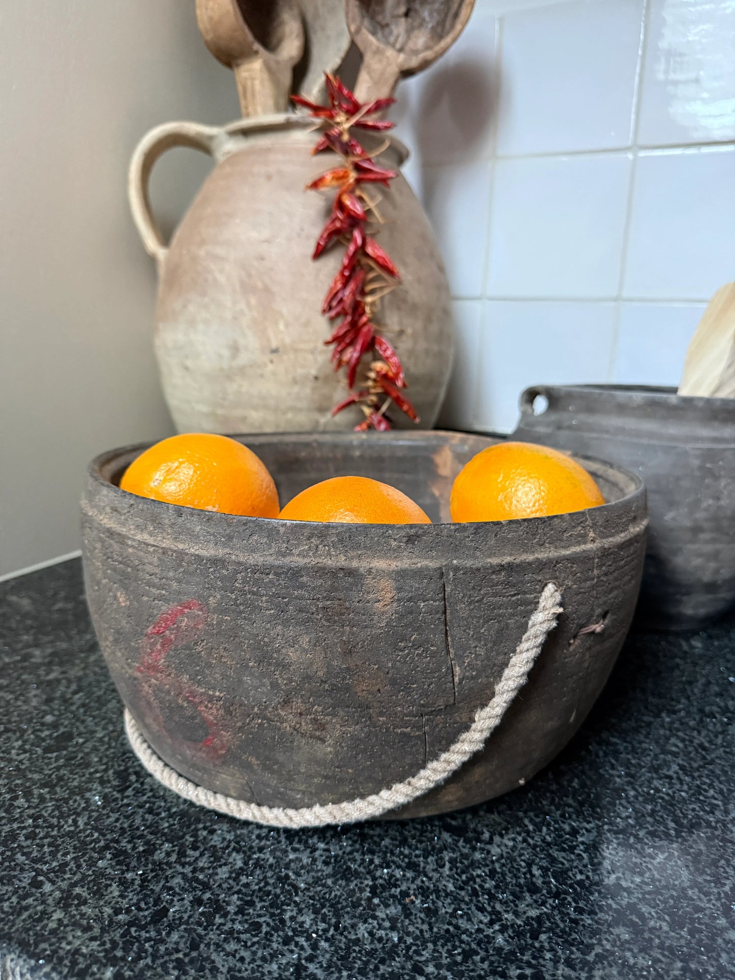 Handgemaakte houten schaal met sinaasappels, landelijke woondecoratie My Sober Home