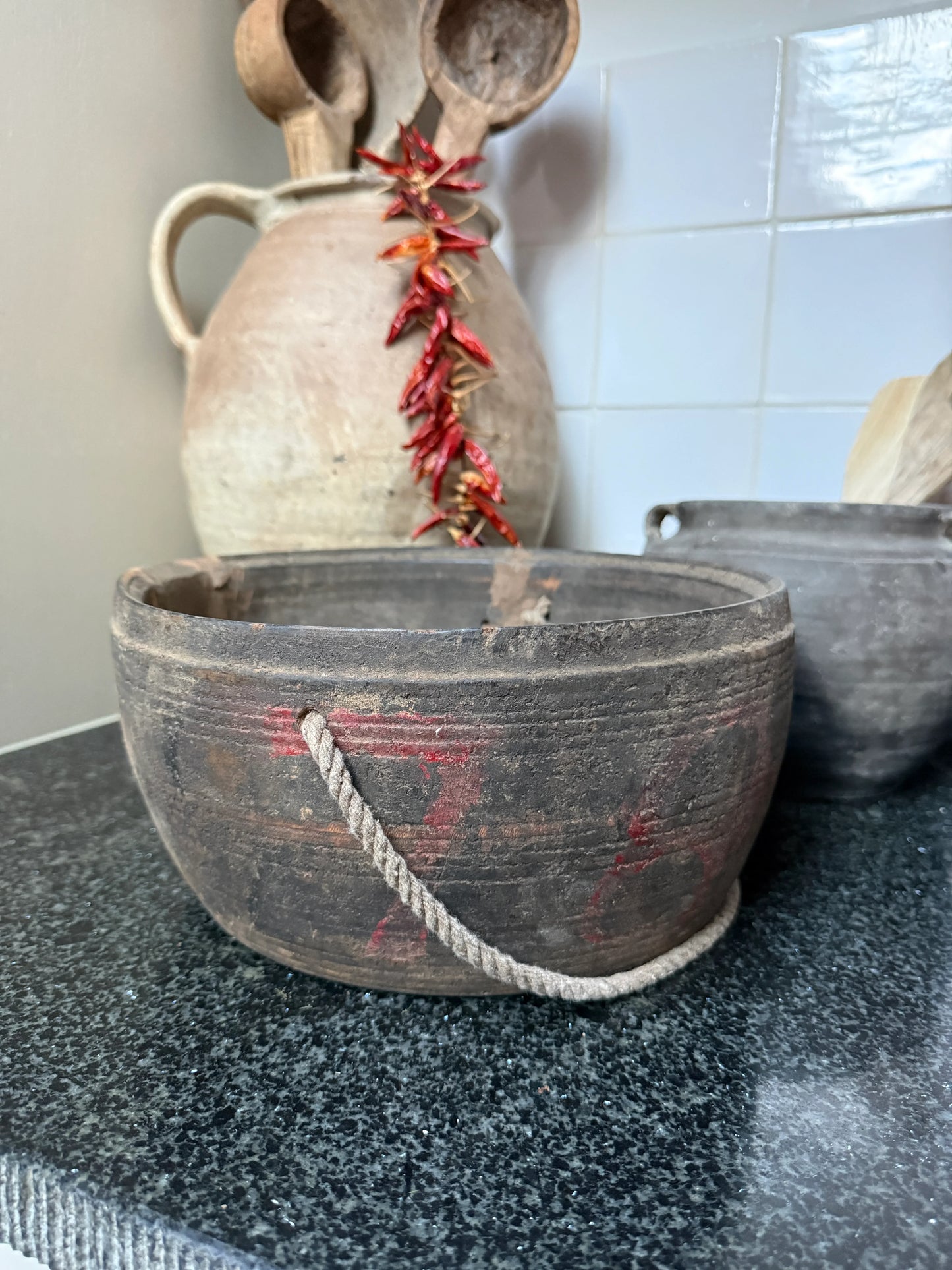 Authentieke houten schaal met touw, landelijke woonaccessoire op donker aanrecht, My Sober Home