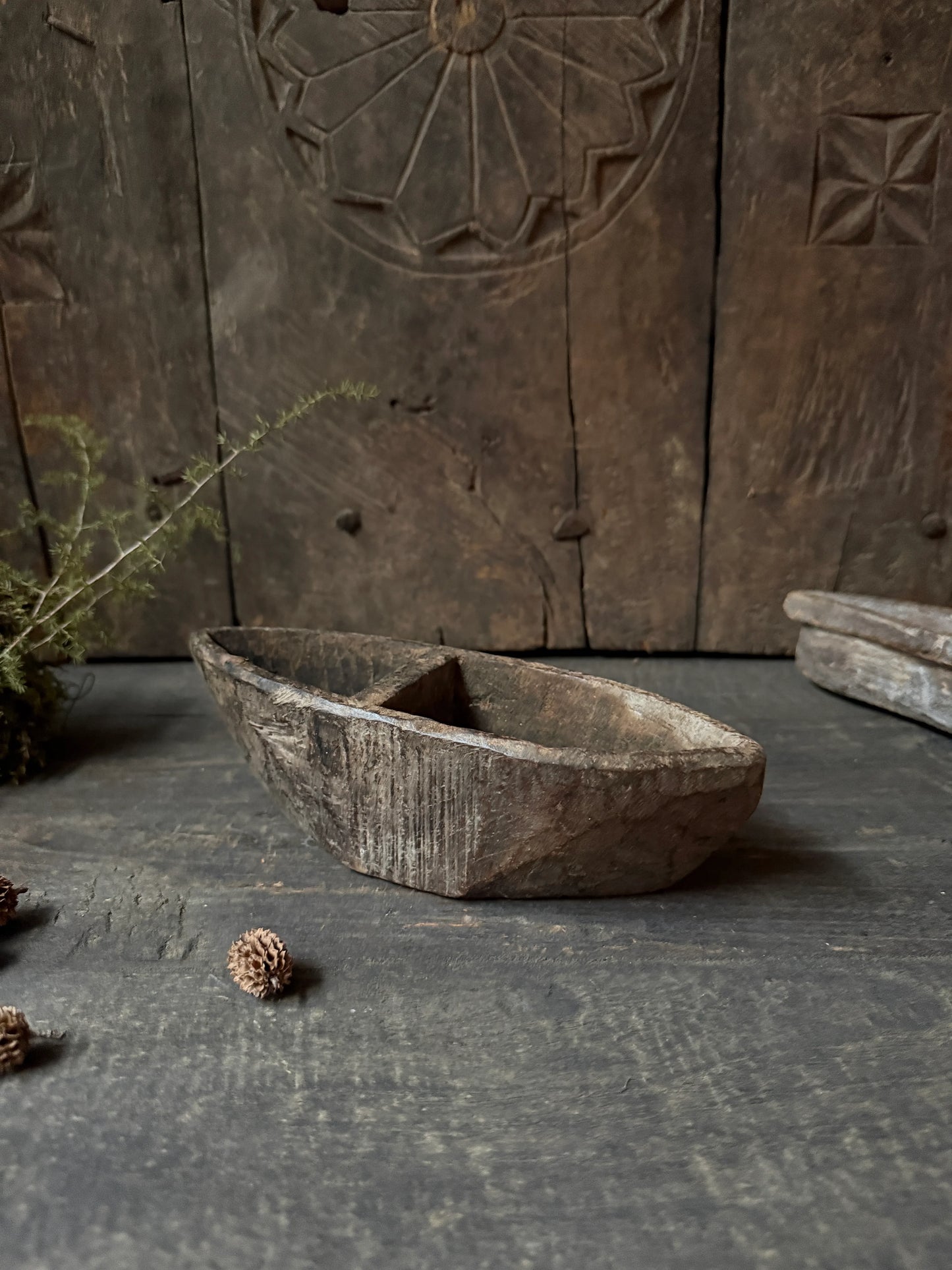 Authentiek houten bakje, handgemaakt, op donkere tafel in landelijke, sobere stijl