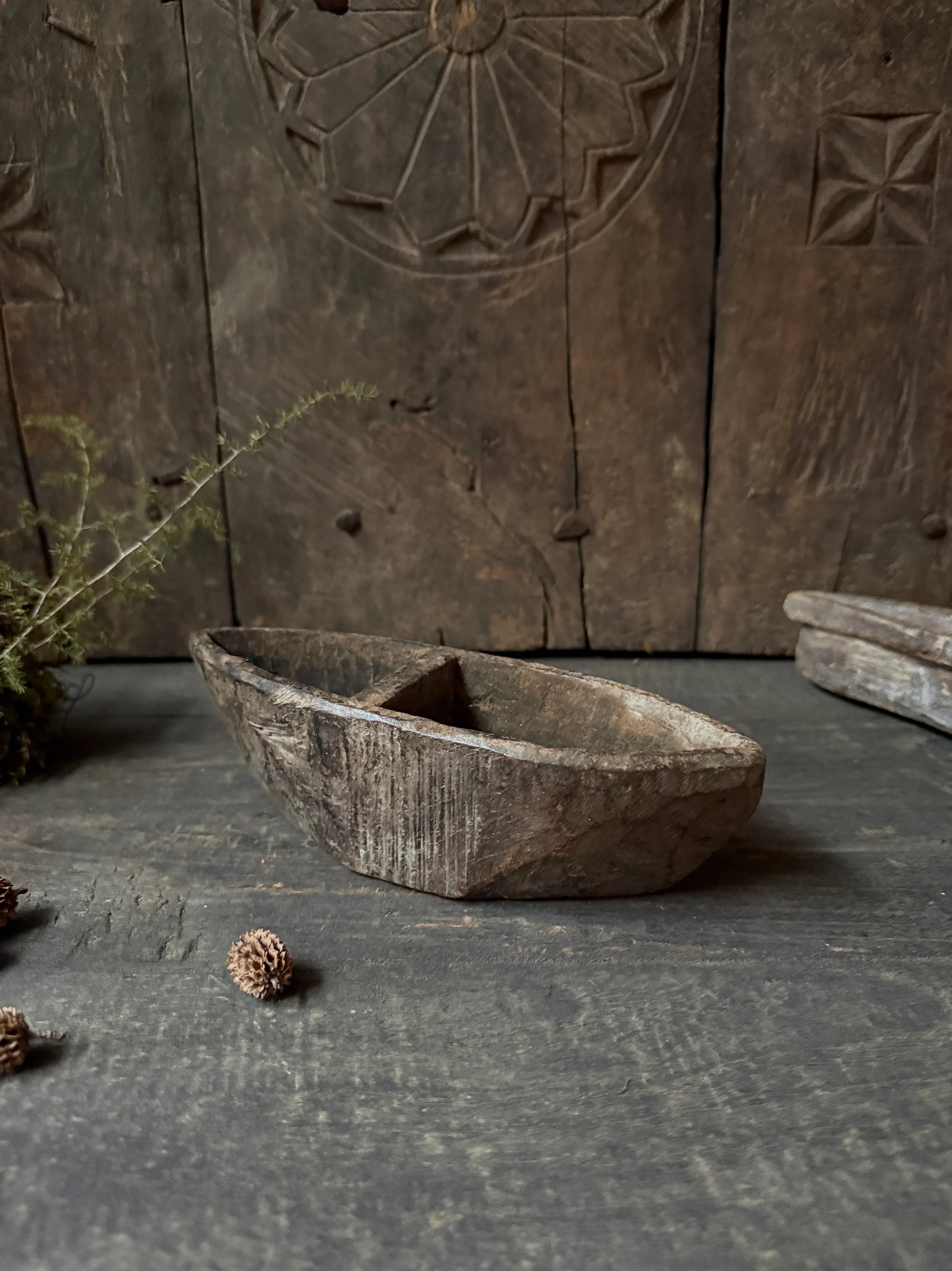 Authentiek houten bakje, handgemaakt, op donkere tafel in landelijke, sobere stijl