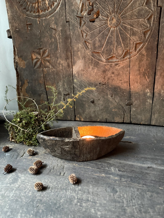 Houten bakje met waxinelichtje, landelijke accessoire op rustieke tafel bij My Sober Home