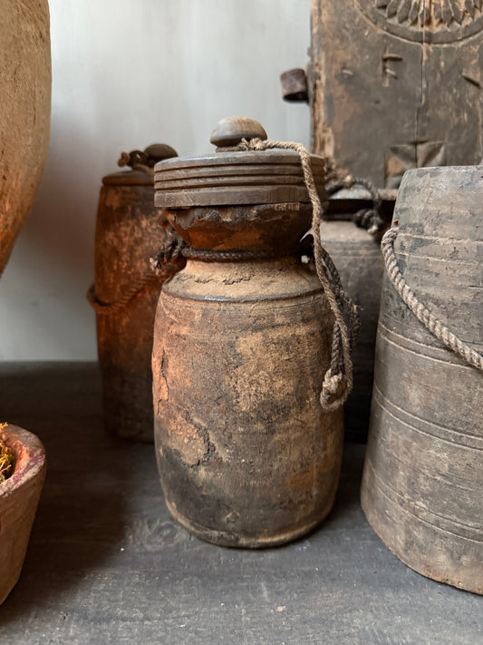 Oud Nepalees kruikje met deksel