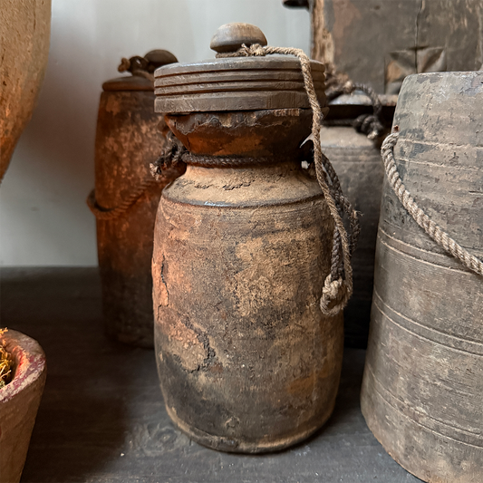 Oud Nepalees kruikje met deksel