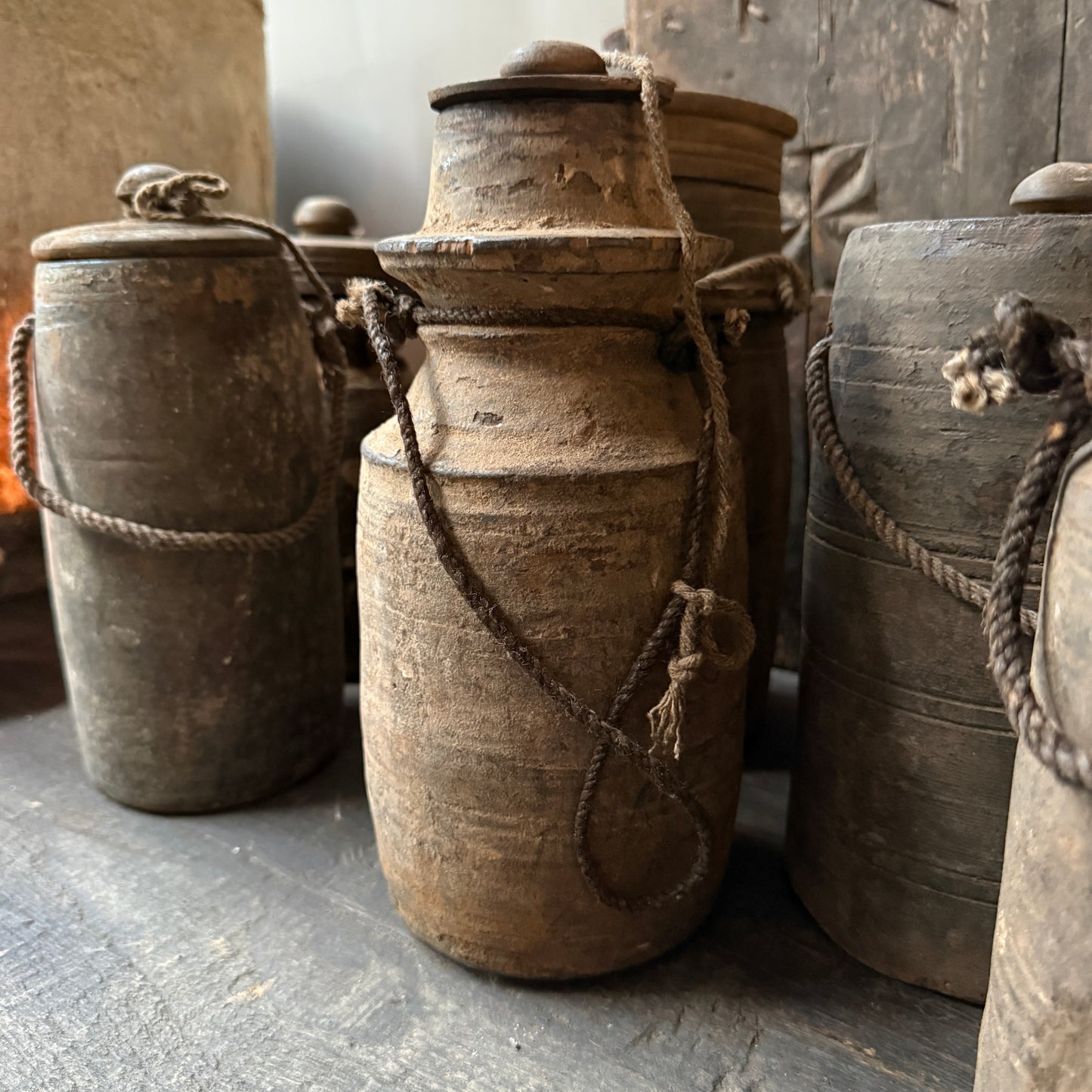 Altes Holzgefäß mit Deckel