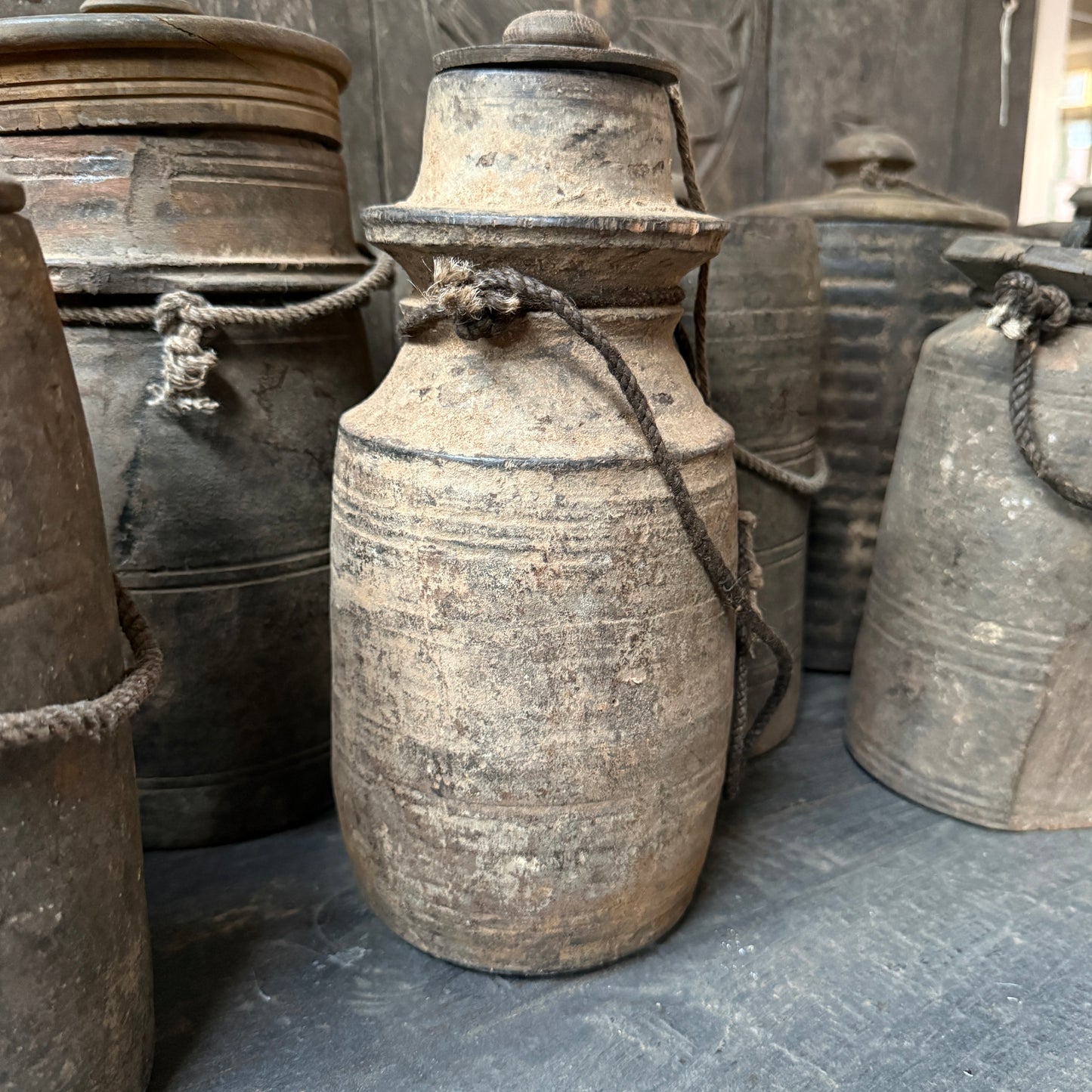 Altes Holzgefäß mit Deckel