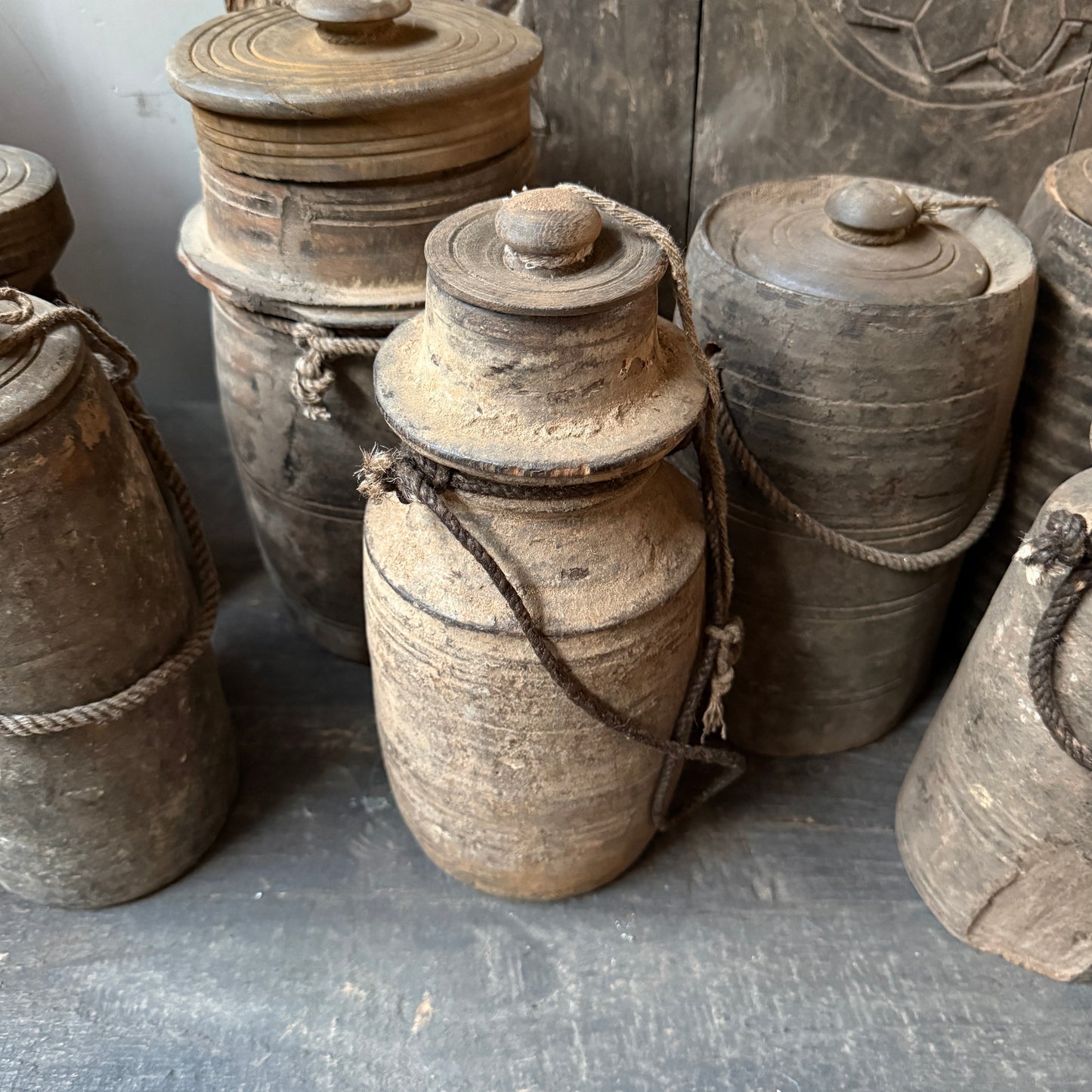 Altes Holzgefäß mit Deckel