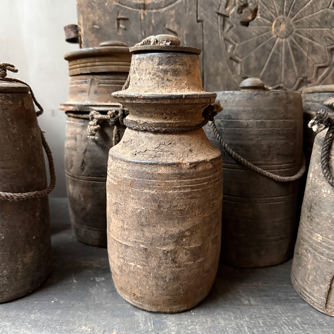 Altes Holzgefäß mit Deckel