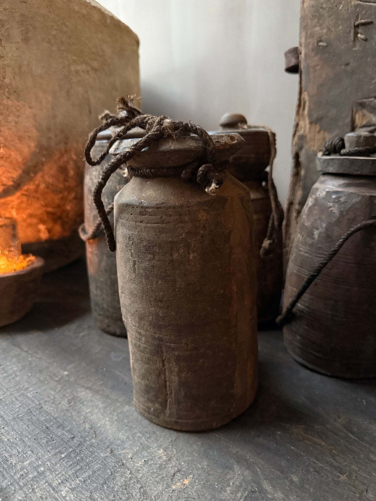 Altes Holzgefäß mit Deckel