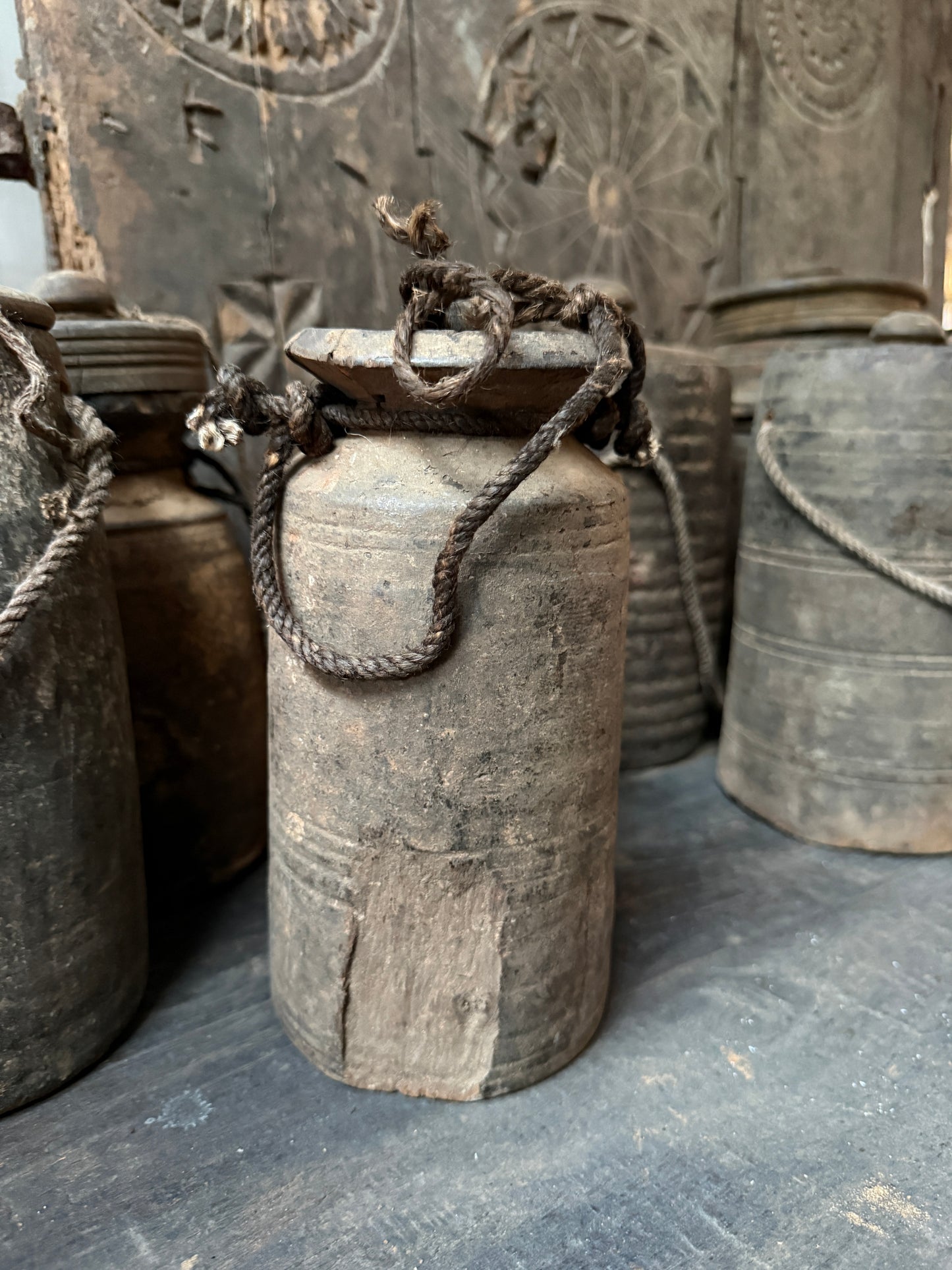 Altes Holzgefäß mit Deckel