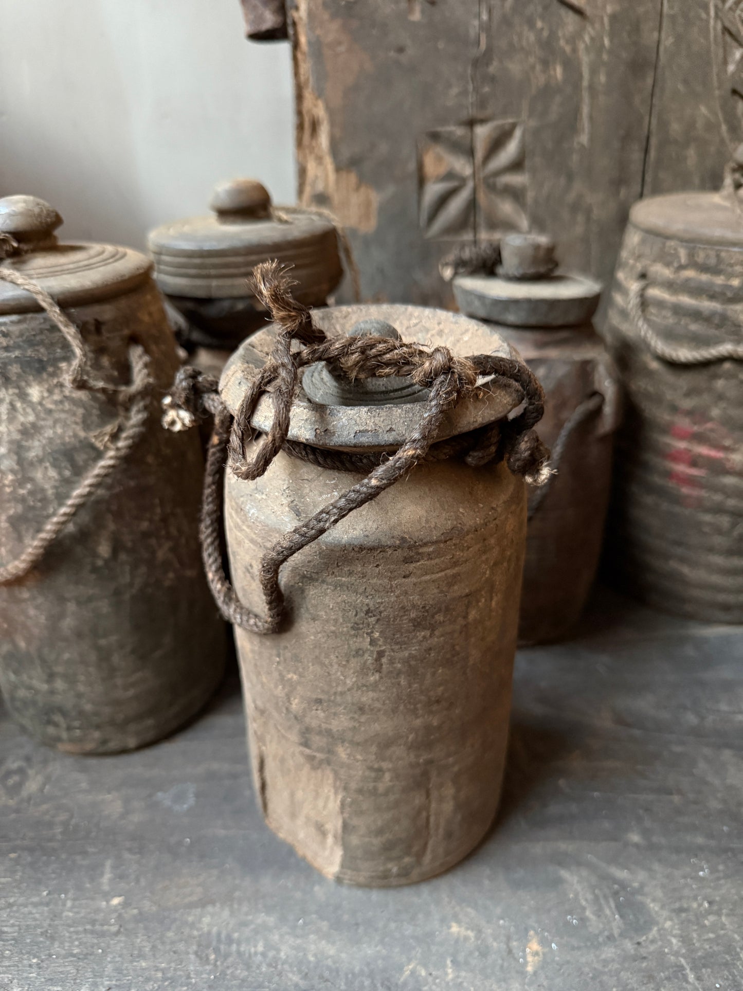 Altes Holzgefäß mit Deckel